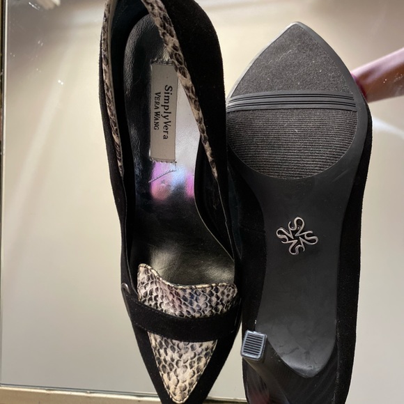 Simply Vera Vera Wang Oxen Snakeskin Black Heels - Picture 2 of 3